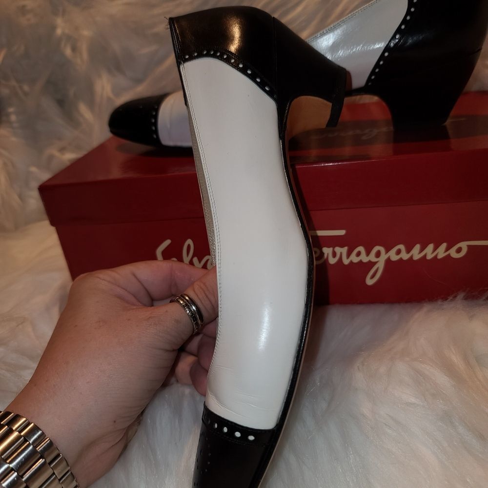 SALVATORE FERRAGAMO VINTAGE PUMP HEELS (7.5AA) - Picture 10 of 13